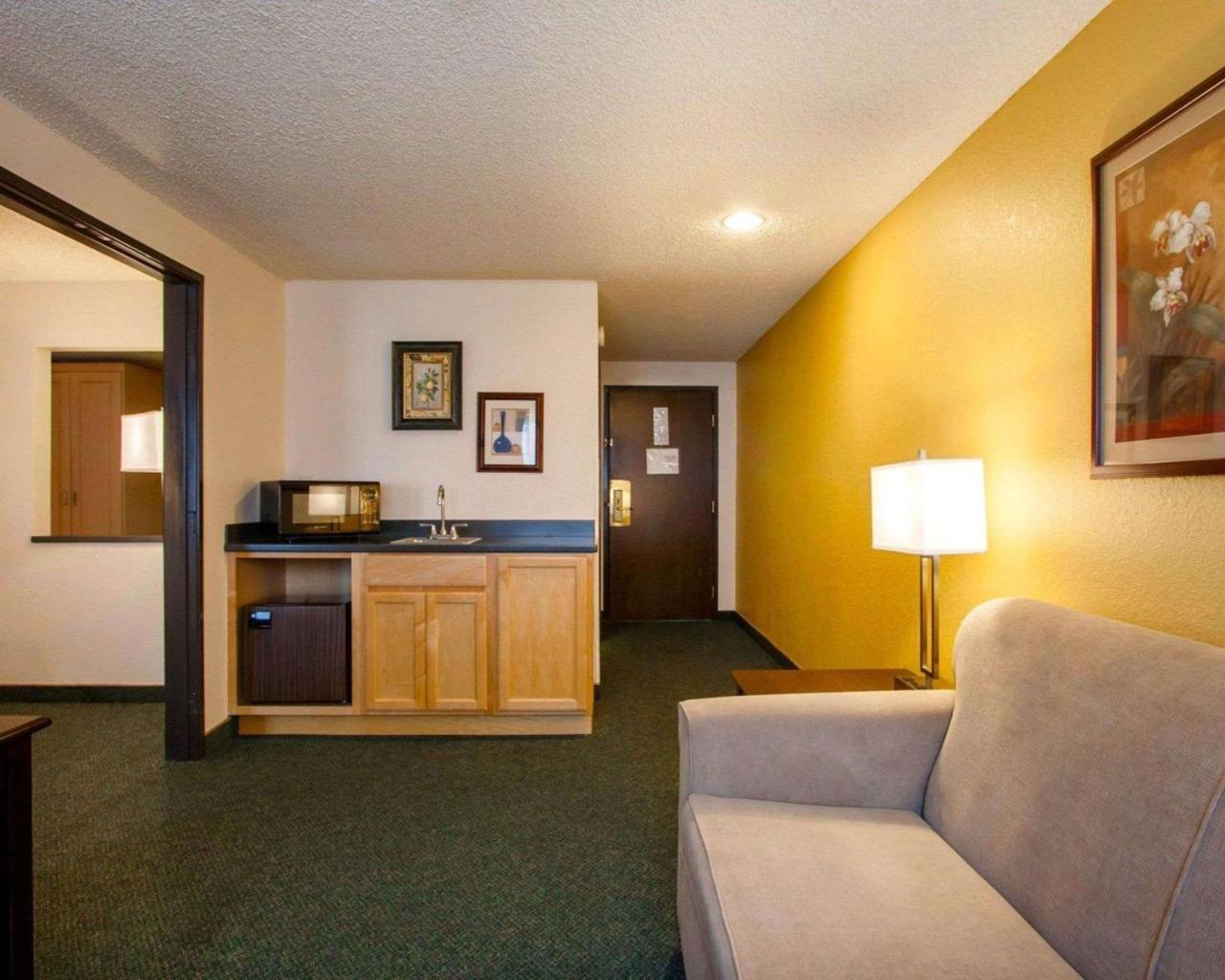 Quality Inn & Suites Springfield Exterior photo